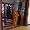 <p>При входе в Пагоду нас встречает очень добродушный монах, задача которого - бить в огромный колокол во время церемонии.</p>