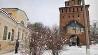 Россия - Пятницкие (главные) ворота Коломенского кремля (со стороны кремля - изнутри). Слева виден один из жилых домов, расположенных внутри, еще 19 века.