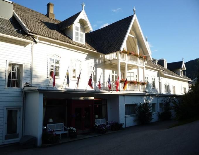 Норвегия - Наш отель на фьорде 3* - достойный, домашний, уютный - прекрасно! С другой стороны выход из номера на лужайку к фьорду.