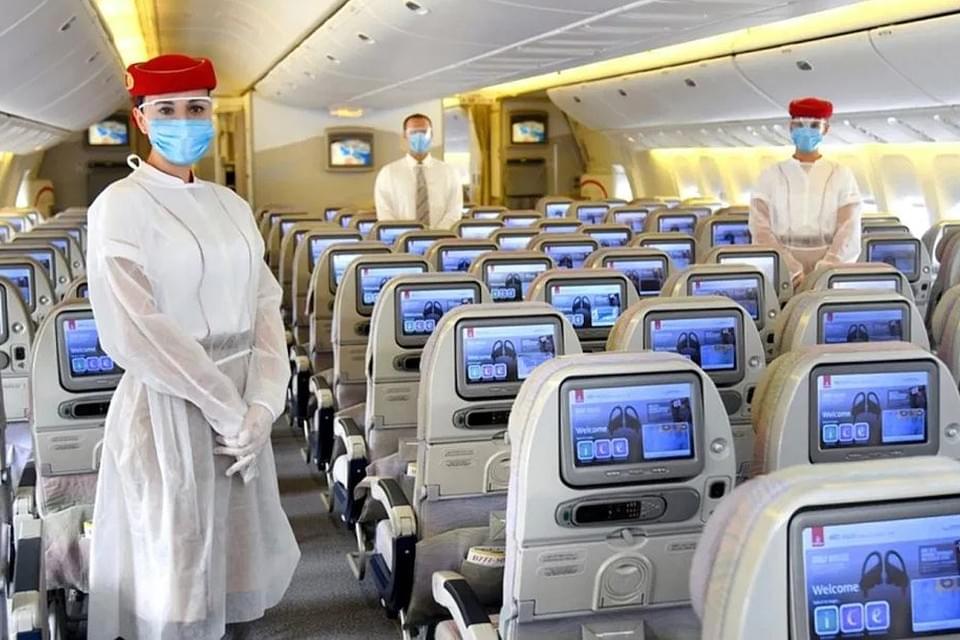а так нарядила своих стюардесс Emirates