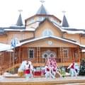 <p>Хоть домик для резиденции Деда Мороза немал, всех гостей в новогодние каникулы н вмещать перестал. Поэтому власти решили снести этот домик, и построить для Дедушки Мороза настоящий замок!</p>