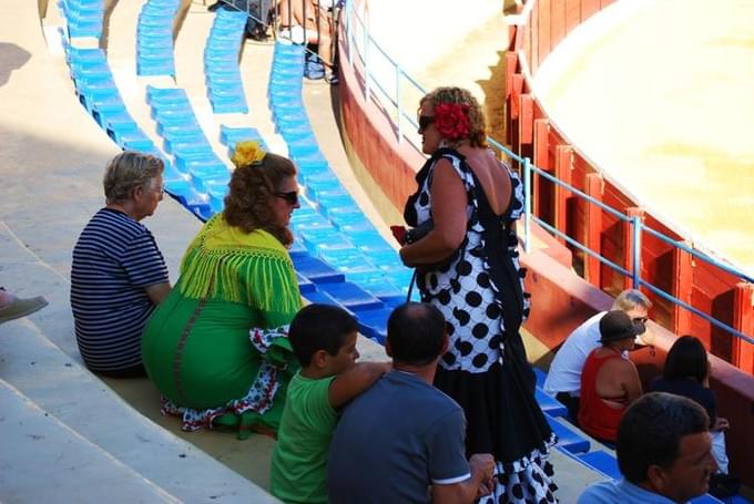 Испания - На фото: испанцы, а особенно испанки, приходят на корриду как на праздник. Особенно это заметно на юге Испании - в Андалусии. Женщины одевают национальные одежды, приводят детей. Играет национальная музыка.
