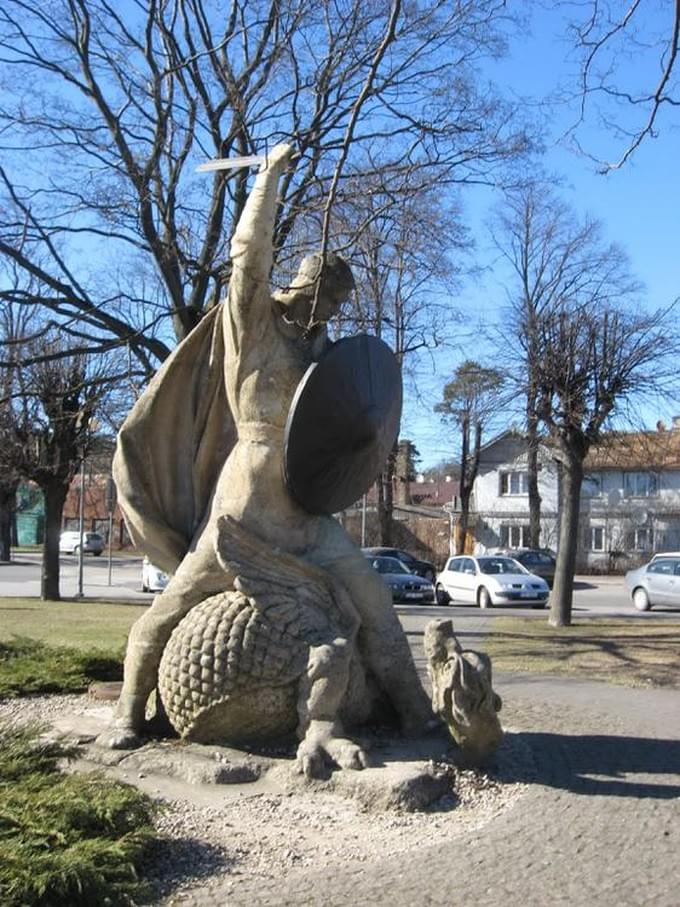 Латвия - Памятник национальному герою