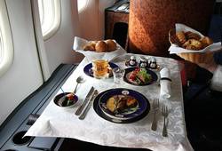 Завтрак в салоне лайнера Airbus A-320 авиакомпании Фото Air One 