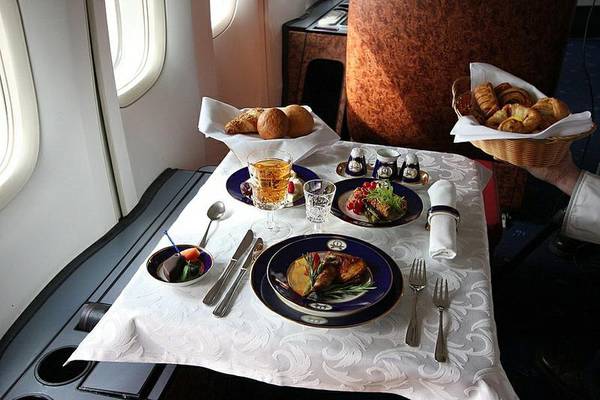 Завтрак в салоне лайнера Airbus A-320 авиакомпании  Air One 
