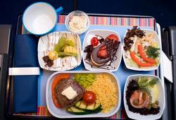 Завтрак в салоне лайнера Boeing-737 авиакомпании Фото British Airways 