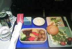 Завтрак в салоне лайнера Airbus A-320 авиакомпании Фото DBA 