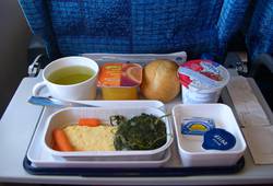 Завтрак в салоне лайнера Airbus A-320 авиакомпании Фото Finnair 