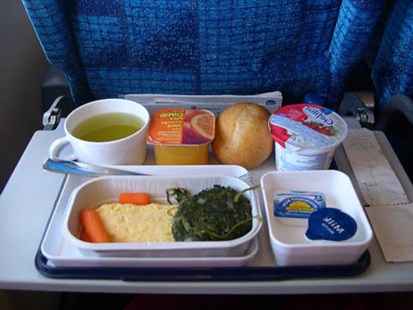 Завтрак в салоне лайнера Airbus A-320 авиакомпании  Finnair 