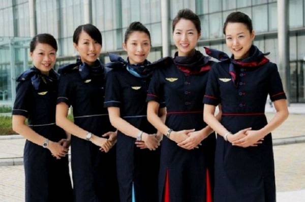Стюардессы авиакомпании  Hong Kong Airlines 