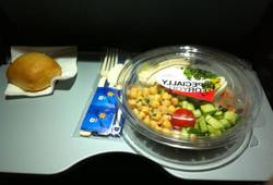 Завтрак в салоне лайнера Airbus A-320 авиакомпании Фото ISRAIR Airlines 