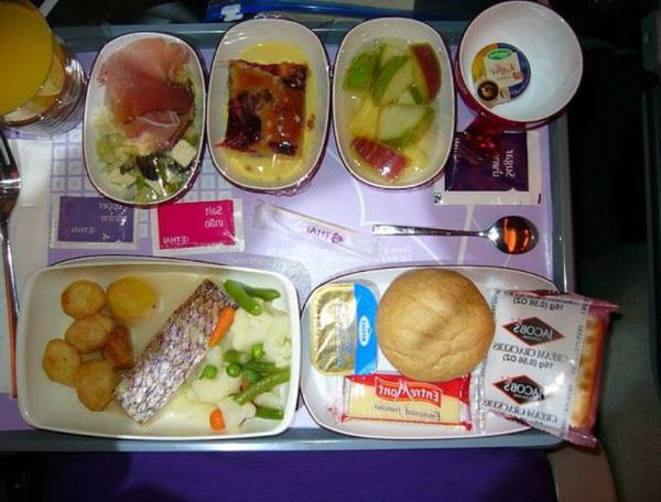 Завтрак в салоне лайнера Airbus A-320 авиакомпании  ISRAIR Airlines 
