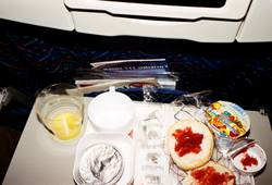 Завтрак в салоне лайнера Boeing-757 авиакомпании Фото Kenya Airways 