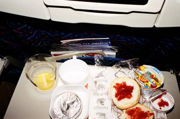 Завтрак в салоне лайнера Boeing-757 авиакомпании  Kenya Airways 