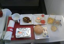 Завтрак в салоне лайнера Boeing-767 авиакомпании Фото LOT 