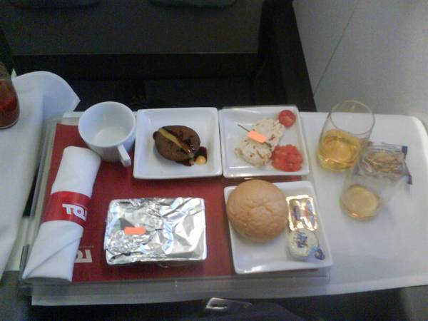 Завтрак в салоне лайнера Boeing-767 авиакомпании  LOT 