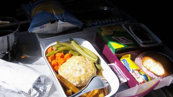 Завтрак в салоне лайнера Airbus A-320 авиакомпании  Maldivian 