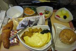Завтрак в салоне лайнера Airbus A-320 авиакомпании Фото Monarch Airlines 