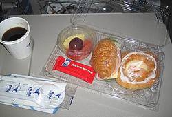 Завтрак в салоне лайнера Airbus A-320 авиакомпании Фото Mongolian Airlines 