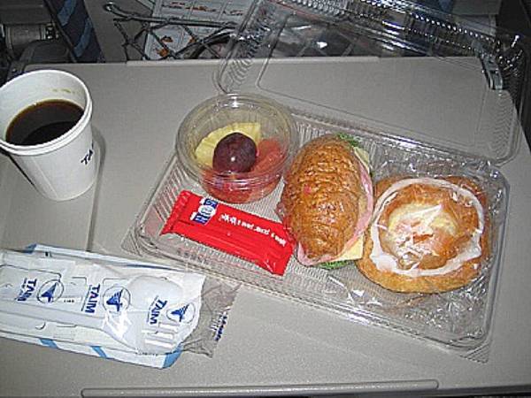Завтрак в салоне лайнера Airbus A-320 авиакомпании  Mongolian Airlines 