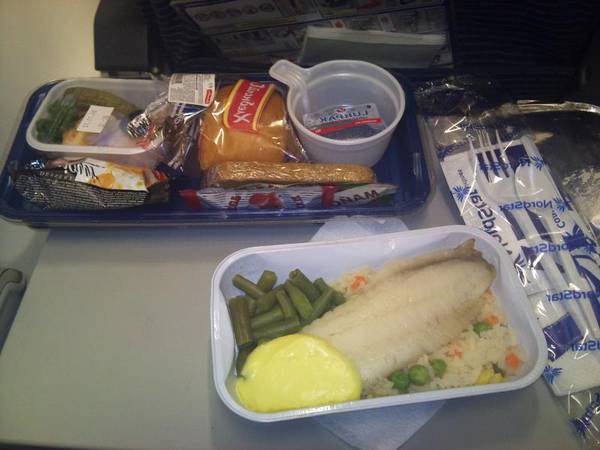 Завтрак в салоне лайнера Boeing-737 авиакомпании  NordStar Airlines 