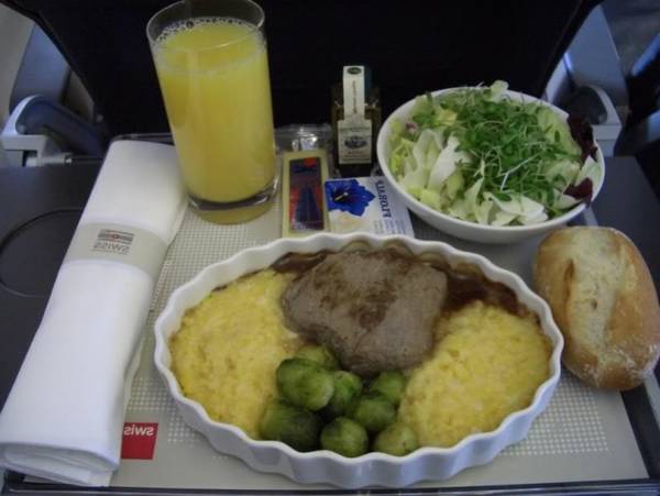 Завтрак в салоне лайнера Airbus A-320 авиакомпании  Olympic Air 