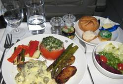 Завтрак в салоне лайнера Airbus A-330 авиакомпании Фото Royal Jordanian 