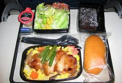 Завтрак в салоне лайнера Boeing-737 авиакомпании Фото Scat 