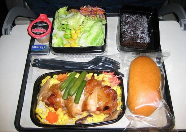 Завтрак в салоне лайнера Boeing-737 авиакомпании  Scat 