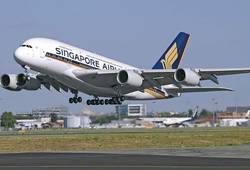 Singapore Airlines взлет лайнера Фото Singapore Airlines 