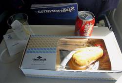 Завтрак в салоне лайнера Boeing-737 авиакомпании Фото SpanAir 