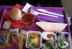 Завтрак в салоне лайнера Як-42Д авиакомпании Фото Тулпар 