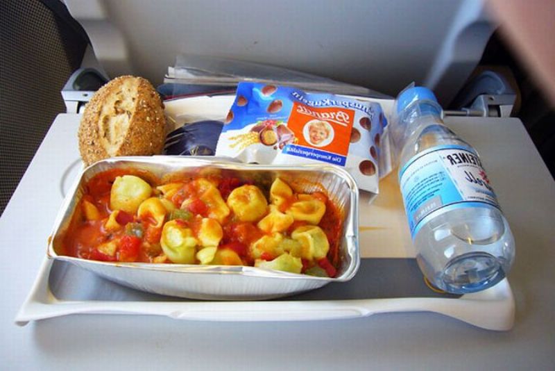 Что можно брать в самолет из еды. Обед в самолете. Еда в самолете. Перекус в самолет. Продукты в поезд.