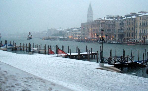 Европа во власти непогоды - в Венеции идёт сильный снег из замёрзли каналы