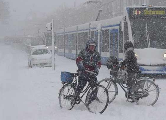 Европу накрыли сильные снегопады, есть пострадавшие туристы