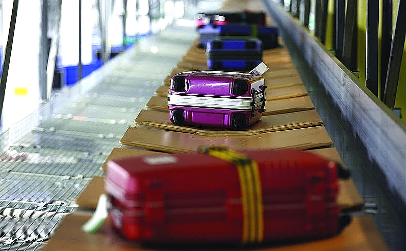 Курьезный случай в московском аэропорту: турист уснул на ленте багажа