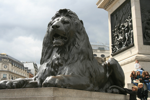 Туристка разбила голову, упав со льва на Трафальгарской площади