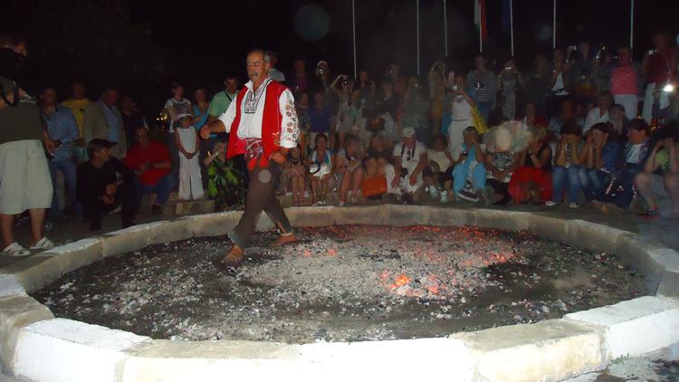 Болгария - знаменитые нестинарские танцы на углях