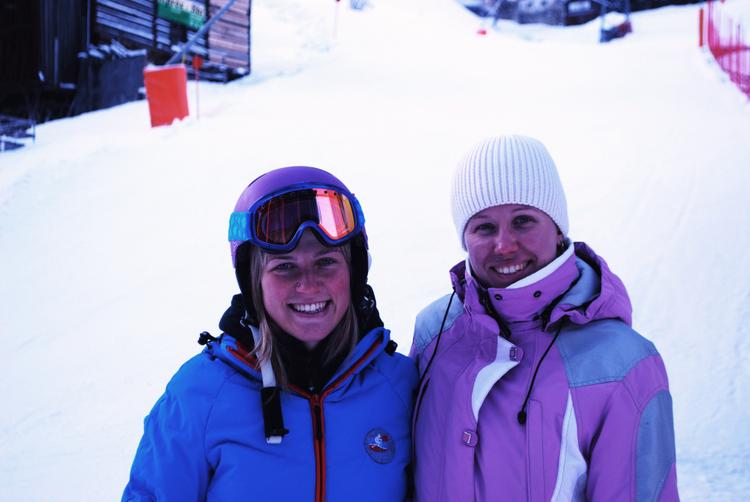 Марина Дорошенко (журнал JOY) и лыжный инструктор Julia
