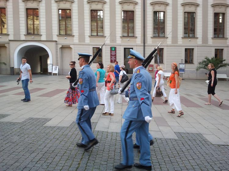 Группе удалось застать смену почетного караула у президентского дворца в Пражском граде