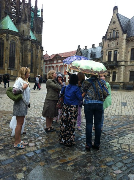 Турагенты обсуждают в Праге предстоящий поход на средневековое шоу в корчму Детенице