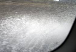 <p>Джип окатывает водой до крыши.</p>. Фото , Исландия