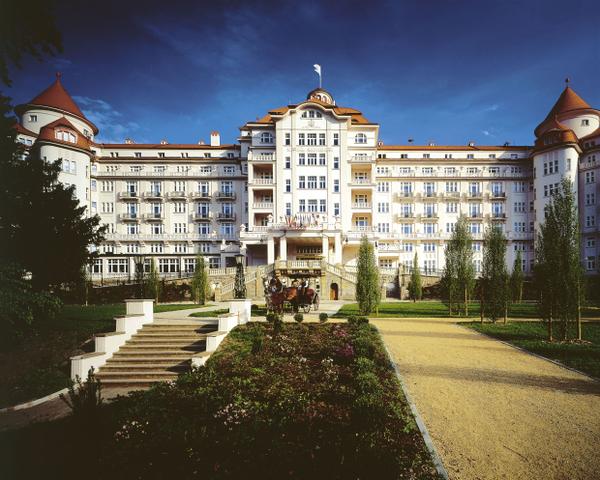 Отель предлагает клиентам высокий комфорт обслуживания, подходящий и для самых требовательных гостей. Силуэт здания отеля напоминает романтический средневековый замок, который гордо возвышается над городом с 1912 года.