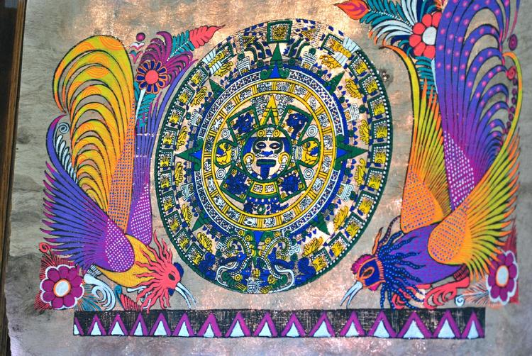 Солнечный камень ацтеков. Вероятнее всего, он служил ритуальным сосудом или алтарем для жертвоприношений. Специалисты по расшифровке утверждают, что камень содержит представления ацтеков о движении солнца и течении времени. Так, в центре окружности изображено лицо солнечного бога Тонатиу. В каждой руке у него – человеческое сердце, а его язык имеет форму кремневого ножа. Все это символизирует необходимость жертвоприношений для непрерывности движения солнца. 