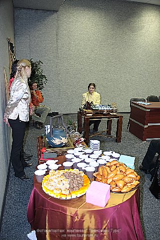В конце презентации состоялось угощение с дегустацией сортов китайского чая