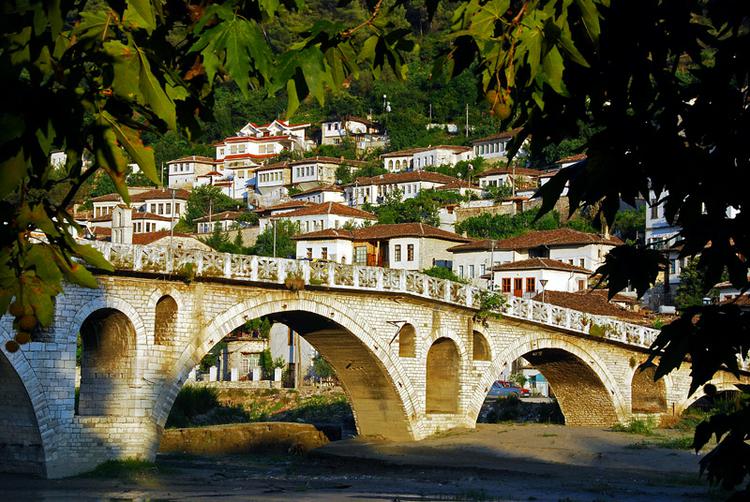 Албания - Уникальные города входят в список наследия ЮНЕСКО. Пример - город Берат!
