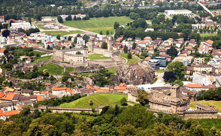Швейцария - Беллинцона. Вид на замки Кастельгранде, Монтебелло включенных в Список Всемирного наследия ЮНЕСКО
