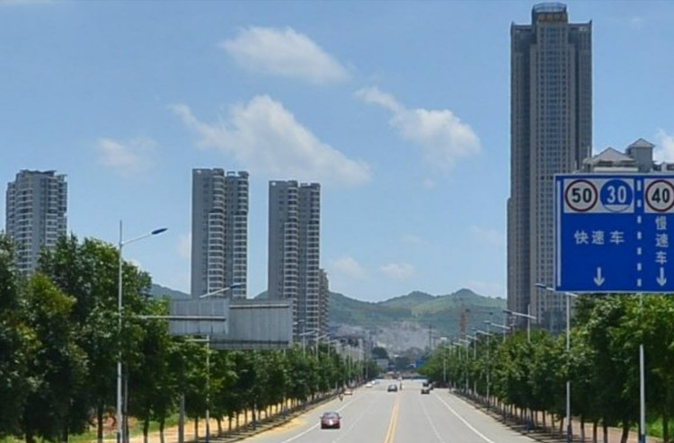 Китай - ЛЮЧЖОУ-город среди холмов
