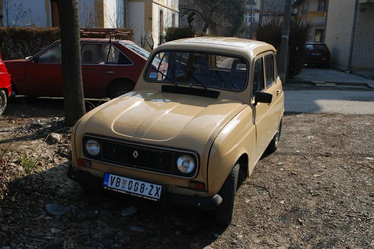 На улицах Врнячки Бани встречаются раритетные автомобили, которые в России, например, встретить практически невозможно.