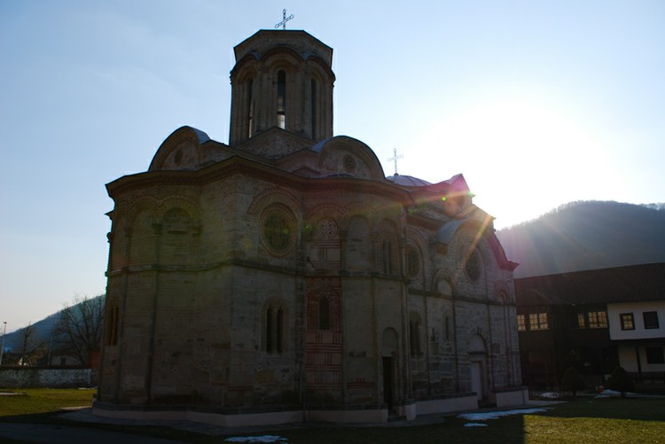 Женский монастырь Любостыня. Монастырь был основан в 1388 году, основной храм построен в моравском стиле (специфичный средневековый стиль построек, популярный в Сербии).
